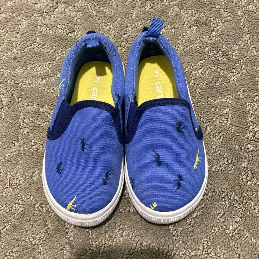 Carter’s boys Dino shoes size 9 in good condition